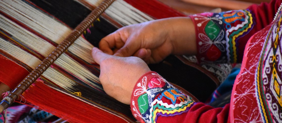 Una donna intreccia dei fili colorati