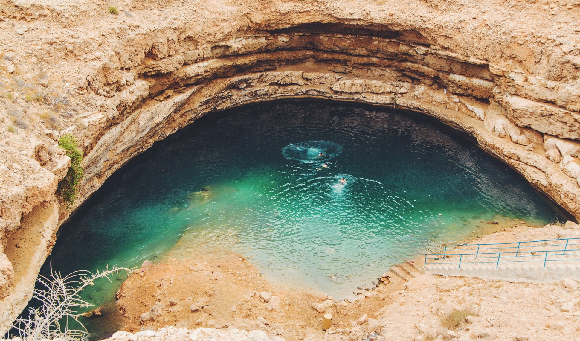 Bimmah Sinkhole | Katerina Kerdi on Unsplash | Viaggigiovani.it