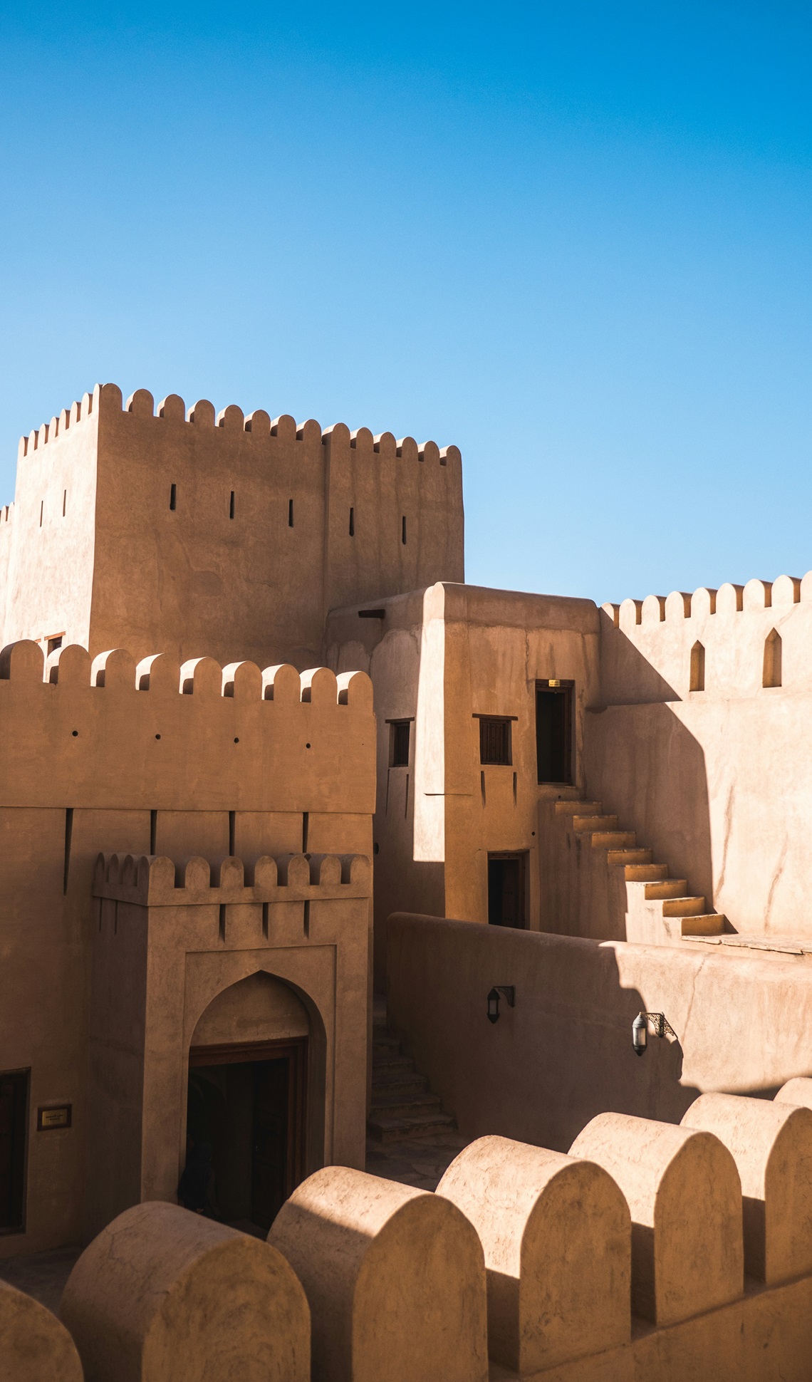 Nizwa Fort | Ruben Hanssen on Unsplash | Viaggigiovani.it