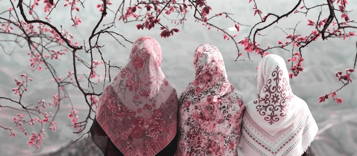 Donne iraniane di spalle
