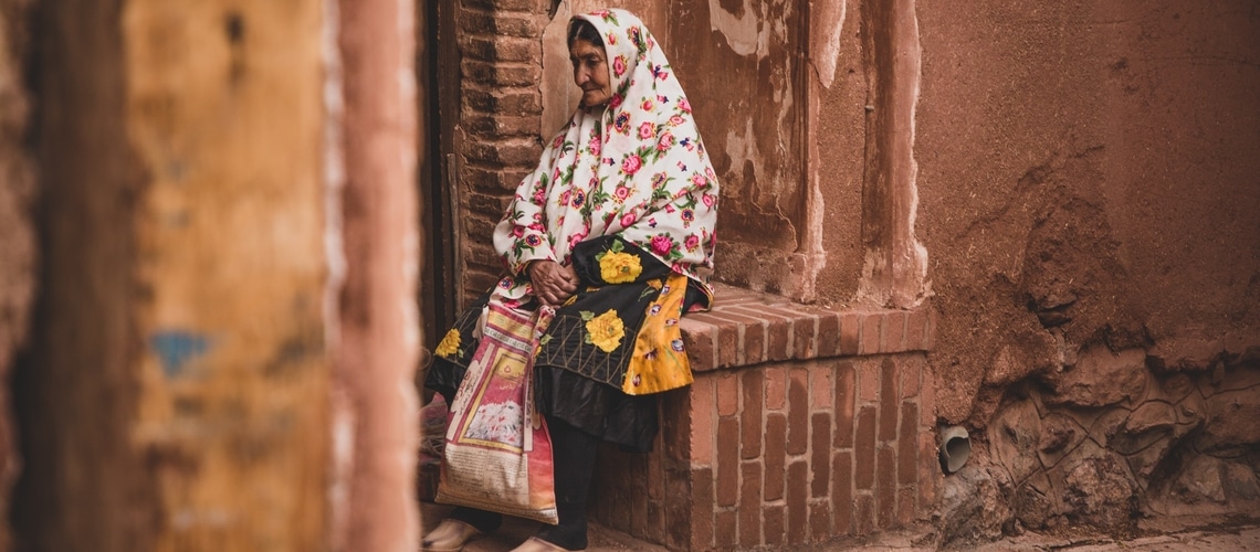 Una donna con un vestito tradizionale