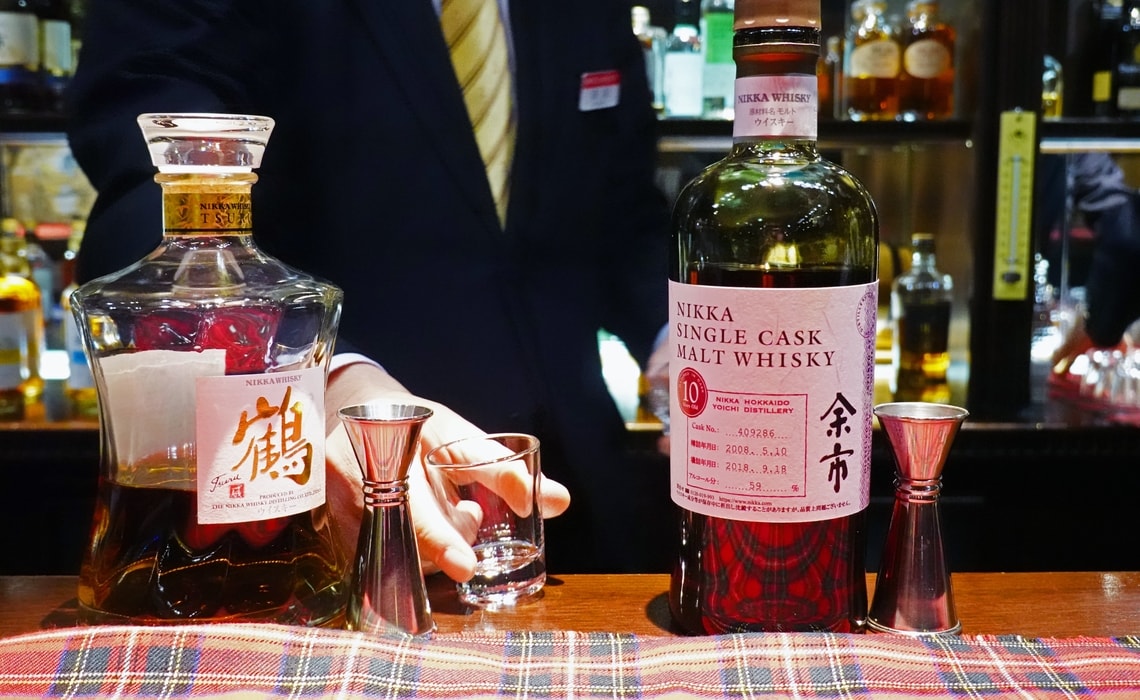 Versa da bere prima agli altri