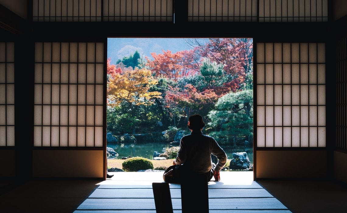 Spogliati nel bagno pubblico