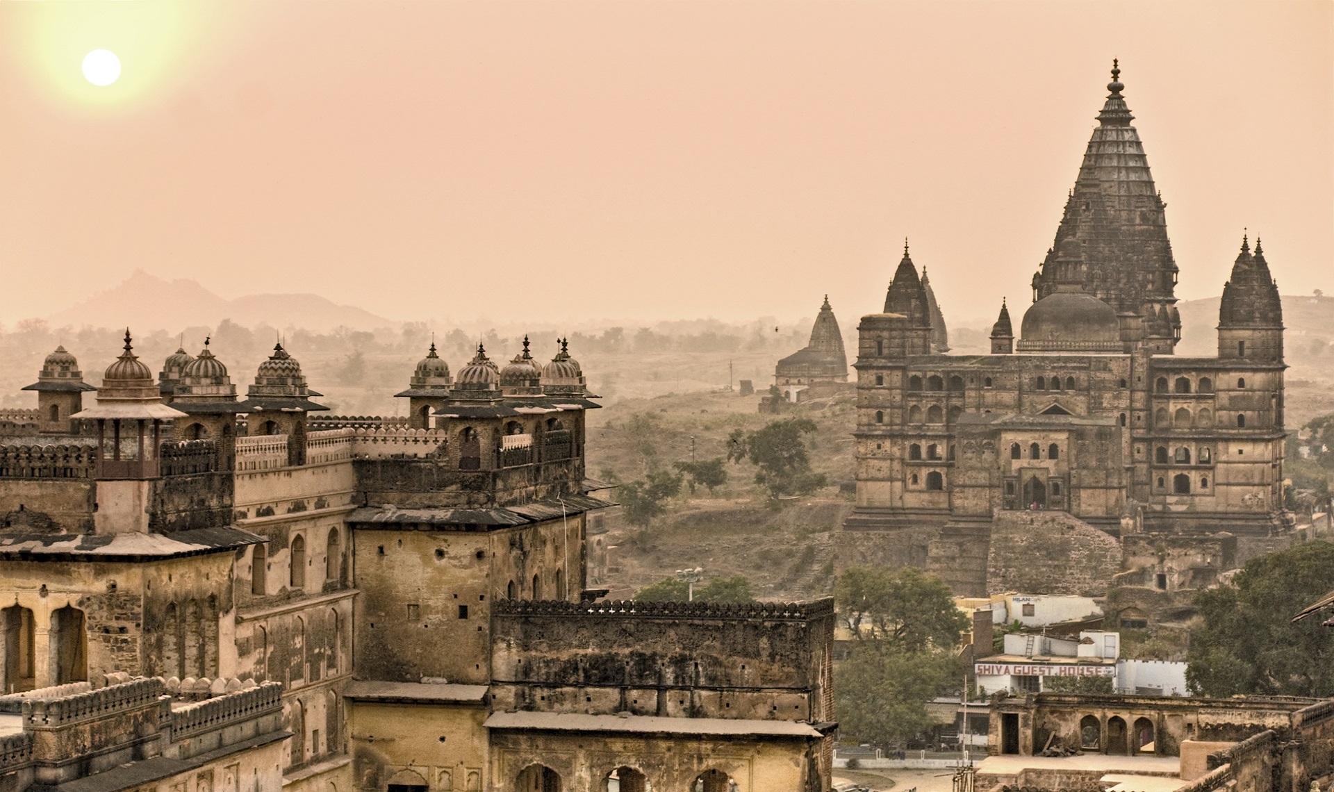 Panorama di Orchha con il Chaturbhuj Temple sullo sfondo | Shutterstock | Viaggigiovani.it