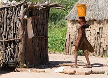 Donna himba in un villaggio