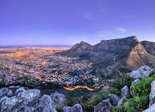 Vista notturna su Cape Town e la Table Mountain